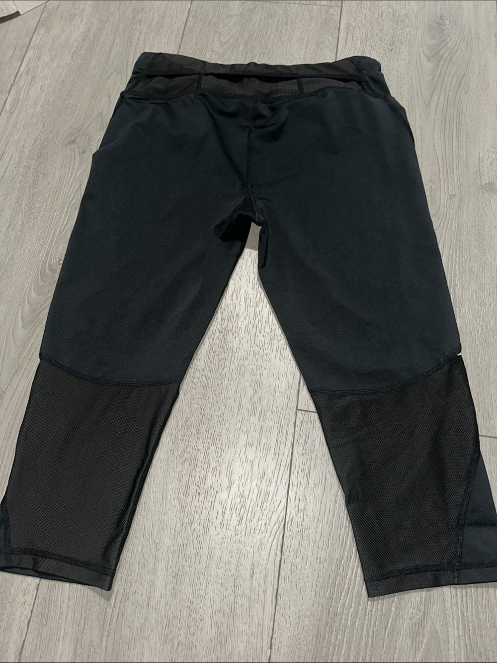 Roadrunner sport Black Active Capri Leggings - size medium - Picture 7 of 8